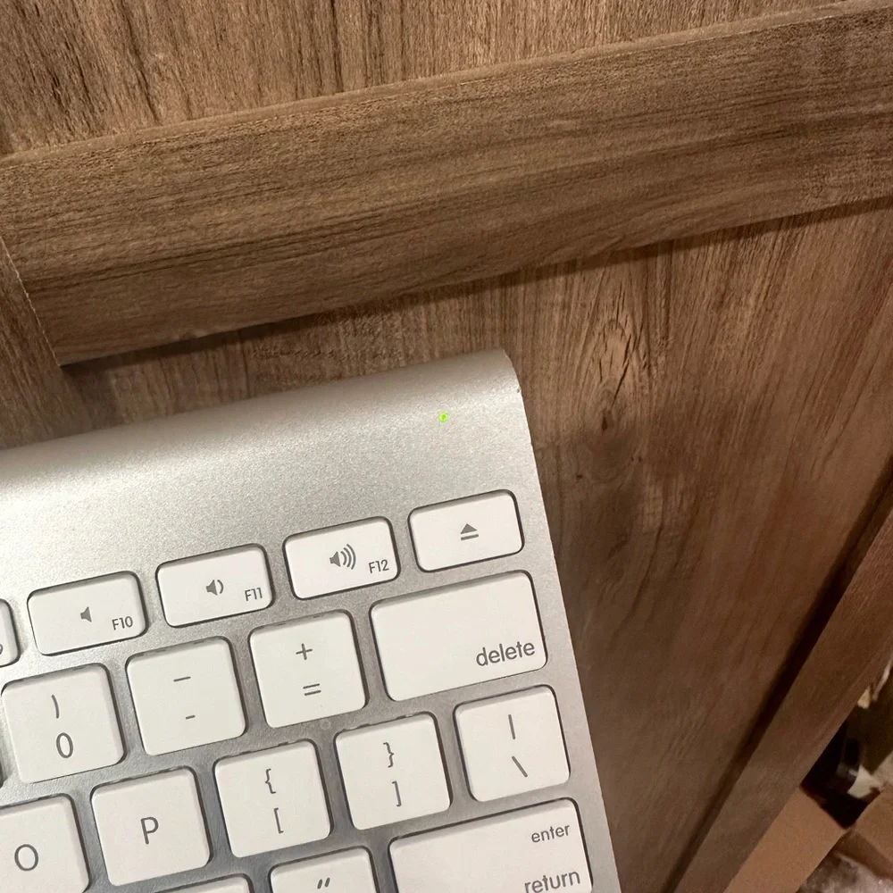 Apple Wireless Keyboard MC184LL/B Tested and works